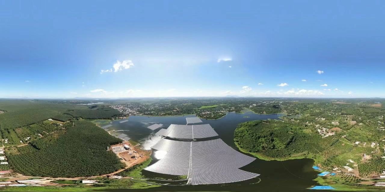 Une production de PV flottant a débuté sur les lacs de la commune de Quang Thanh