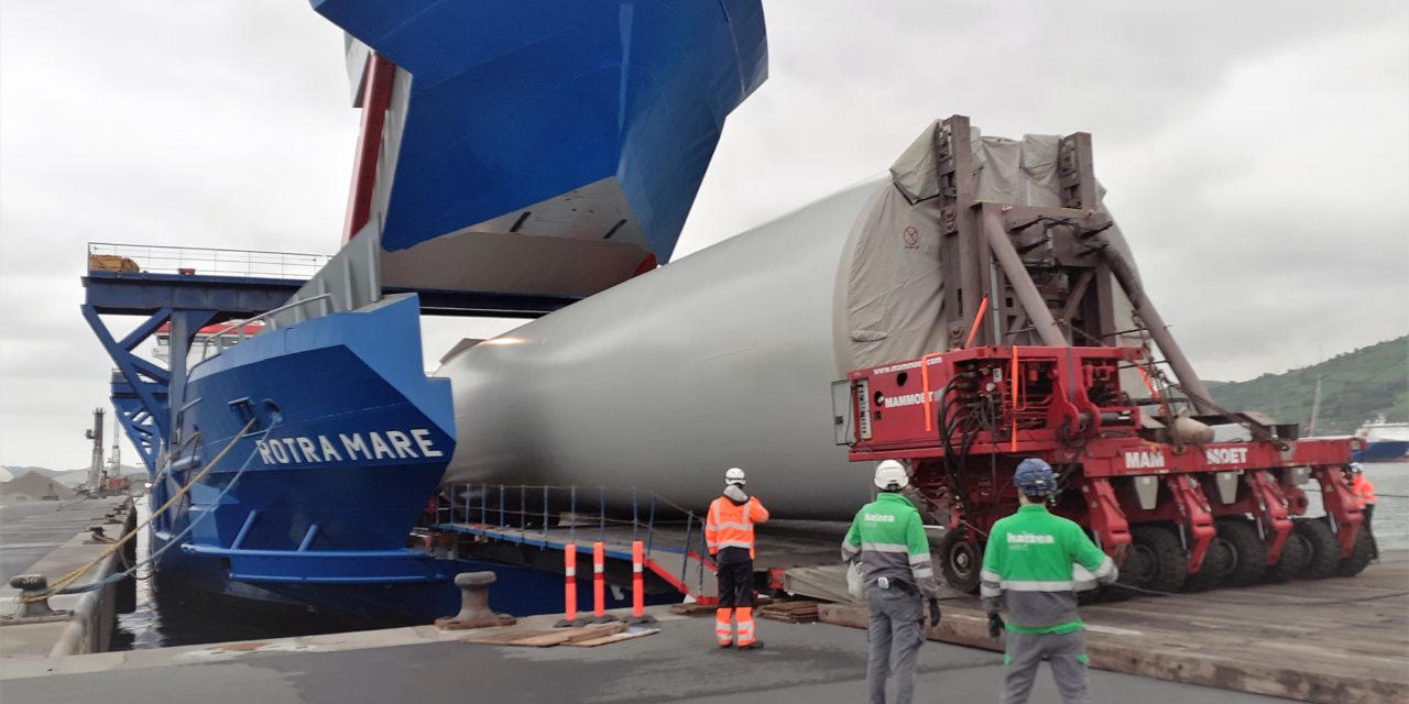 Les mâts des éoliennes du parc de Saint Brieuc assemblés au Port de Brest