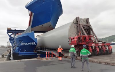 Les mâts des éoliennes du parc de Saint Brieuc assemblés au Port de Brest