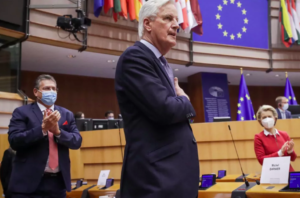 Michel Barnier, le négociateur en chef de l’UE pour le Brexit, lors du débat sur l’accord commercial avec le Royaume-Uni au Parlement européen, le 27 avril 2021. (OLIVIER HOSLET : AFP)