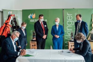 Iberdrola et le port de Sassnitz signent le contrat de location du nouveau bâtiment d'exploitation et de maintenance qui desservira le parc éolien offshore Baltic Eagle.