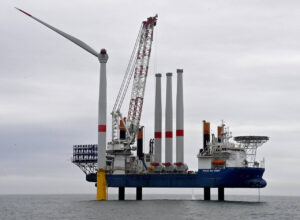 La première éolienne en mer fixe est posée en France sur le parc du Banc de Guérande