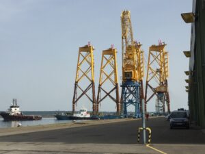 La barge Sarens avec les 4 fondations pour Saint-Brieuc ont accosté au Port de Brest