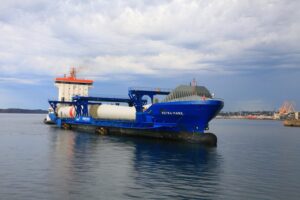 Port de Brest : Le quai EMR du Polder reçoit les mâts des turbines pour Saint-Brieuc et s&rsquo;ouvre à l&rsquo;Irlande
