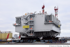 La sous-station  électrique du parc en mer de Courseulles sur Mer fait escale à Cherbourg