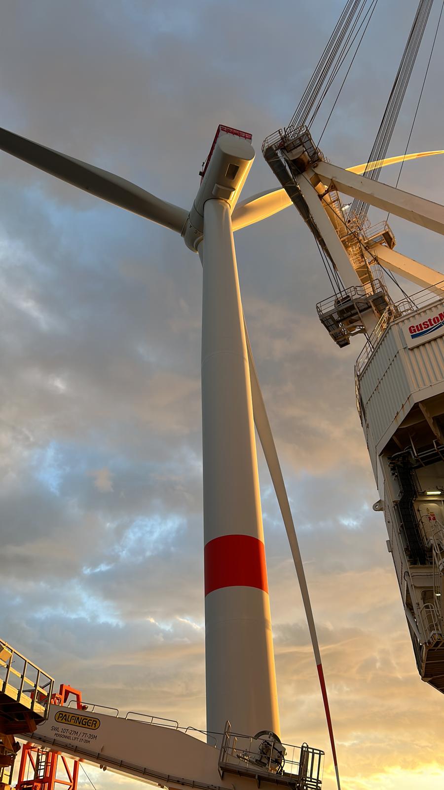 La première éolienne en mer de Bretagne est installée