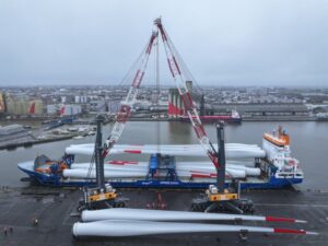 Le déchargement des huit premières turbines pour Yeu Noirmoutier au port de Saint-Nazaire