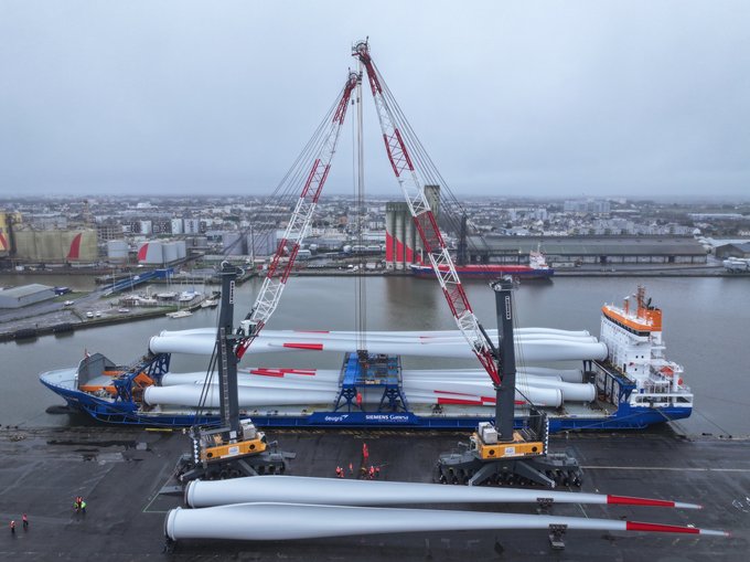 Le déchargement des huit premières turbines pour Yeu Noirmoutier au port de Saint-Nazaire