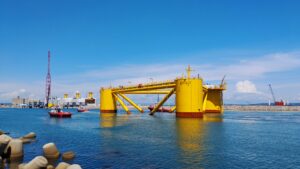 Le premier flotteur de la ferme pilote éolienne flottante EFGL est arrivé hier à Port-La Nouvelle