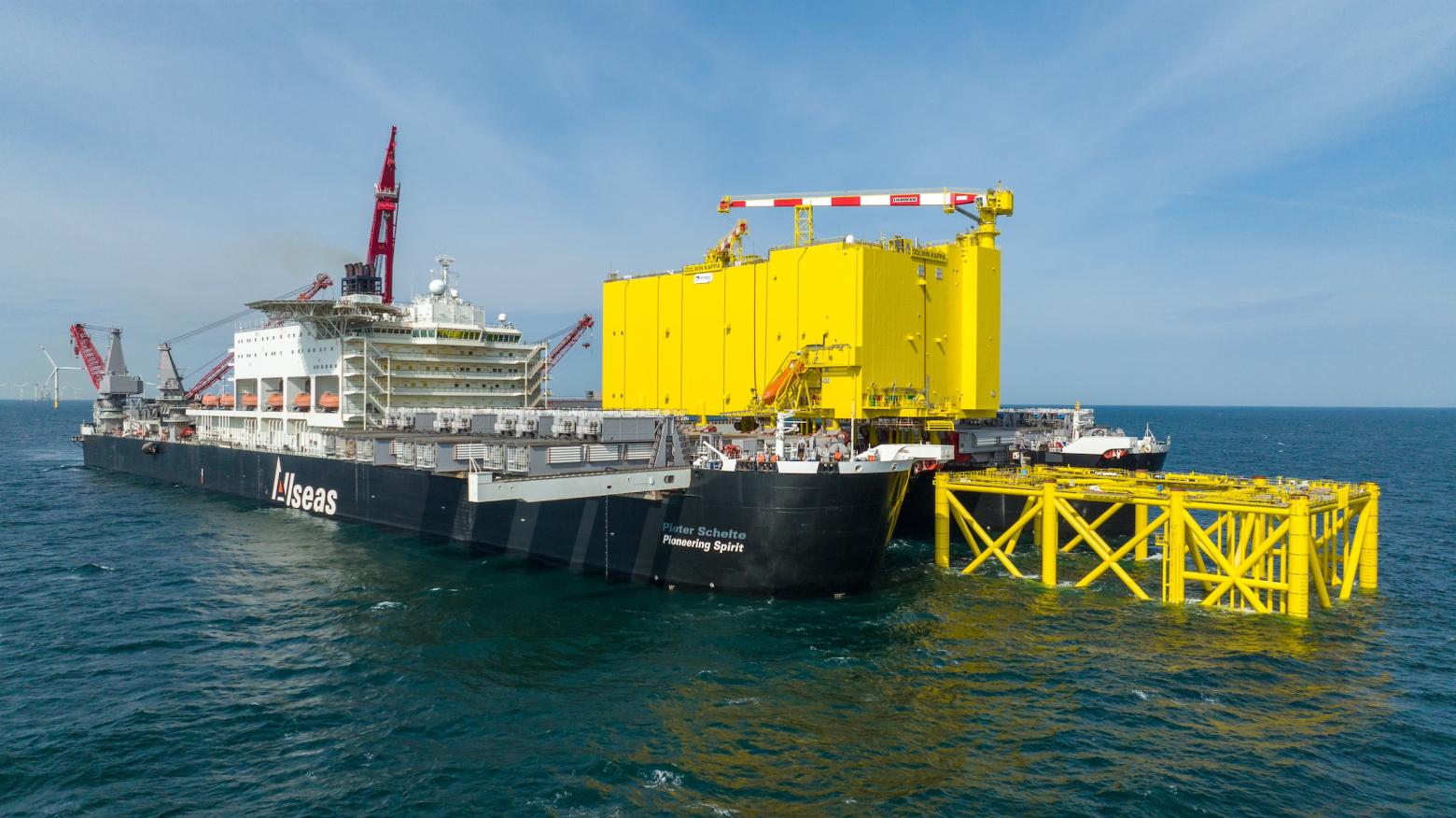 La plate-forme de conversion offshore BorWin Epsilon est en cours d&rsquo;installation