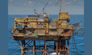 Spectaculaire : le Pioneering Spirit a retiré le topside d’Heather Alpha de 15 300 tonnes