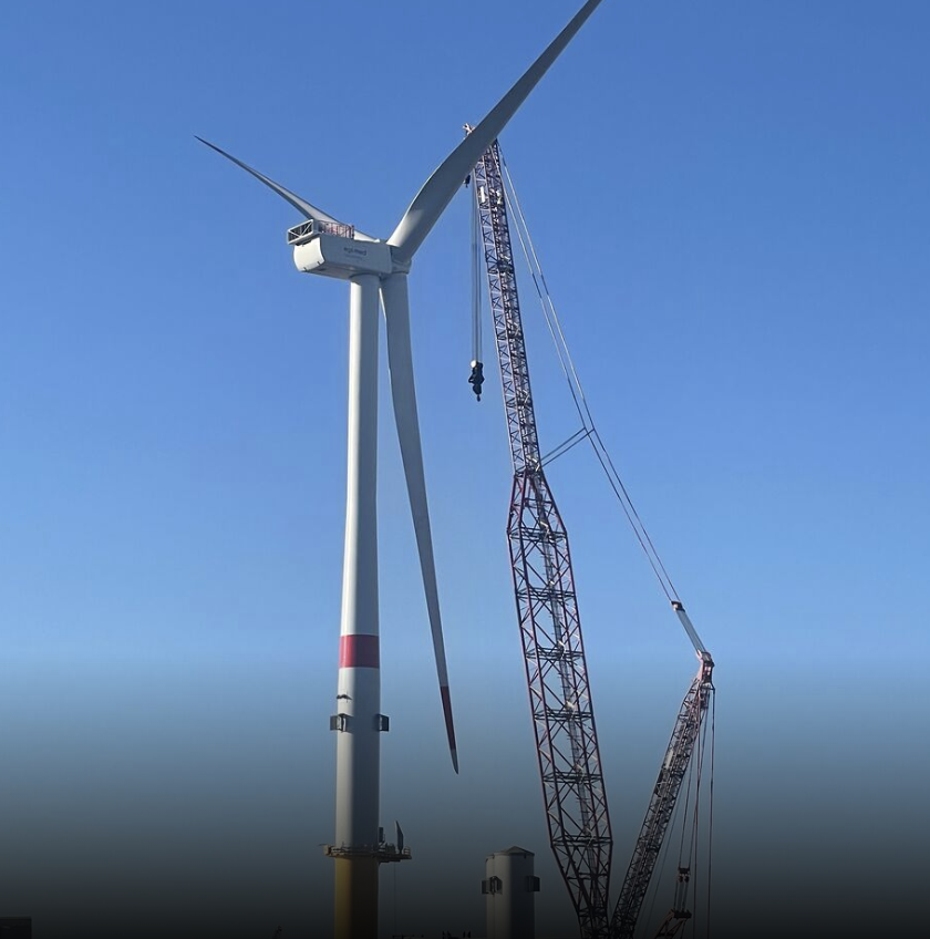La première turbine Vestas pour la ferme flottante Eolmed est assemblée