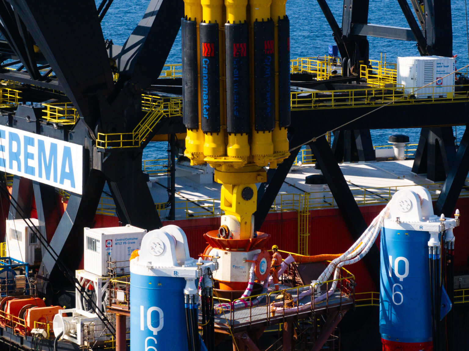 Cranemaster et Heerema Marine Contractors ont développé le plus grand compensateur de houle passif (PHC)
