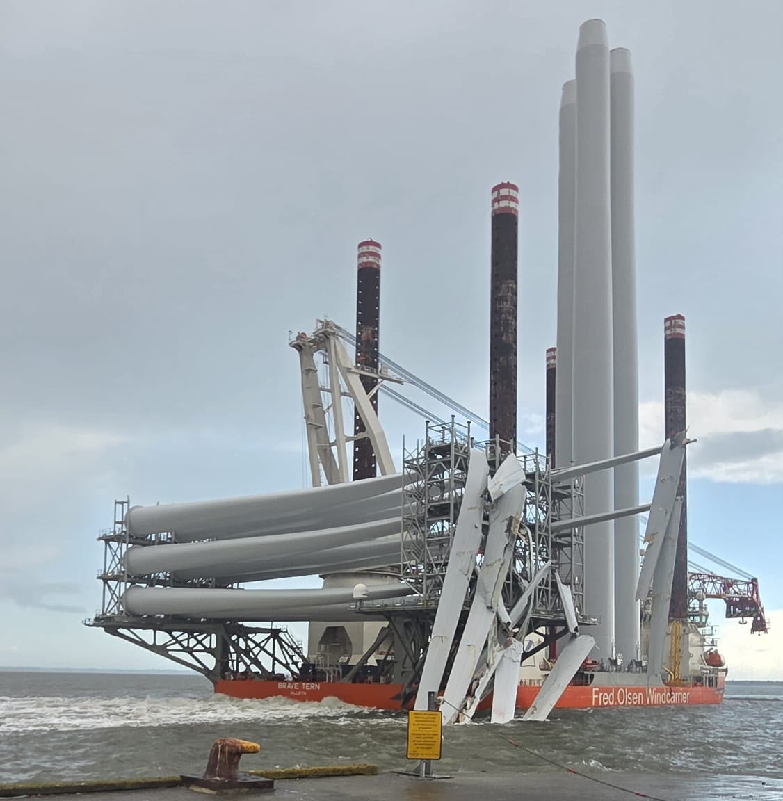 Casse de pales éoliennes après une collision du Brave Tern au sein du port de Port d&rsquo;Esbjerg