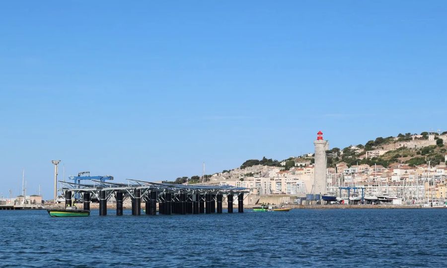 SolarinBlue a mis à l&rsquo;eau une table conchylicole expérimentale dans l&rsquo;étang de Thau